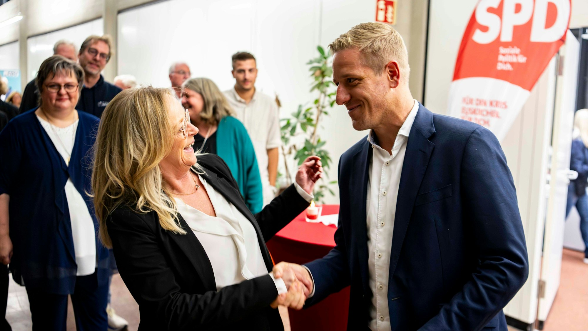 Das Bild zeigt die Kandidatin der CDU und der FDP, die Sozialdemokrat Markus Ramers die Hand schüttelt.