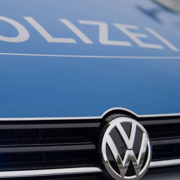 Ein Blaulicht leuchtet an einer Polizeistreife.