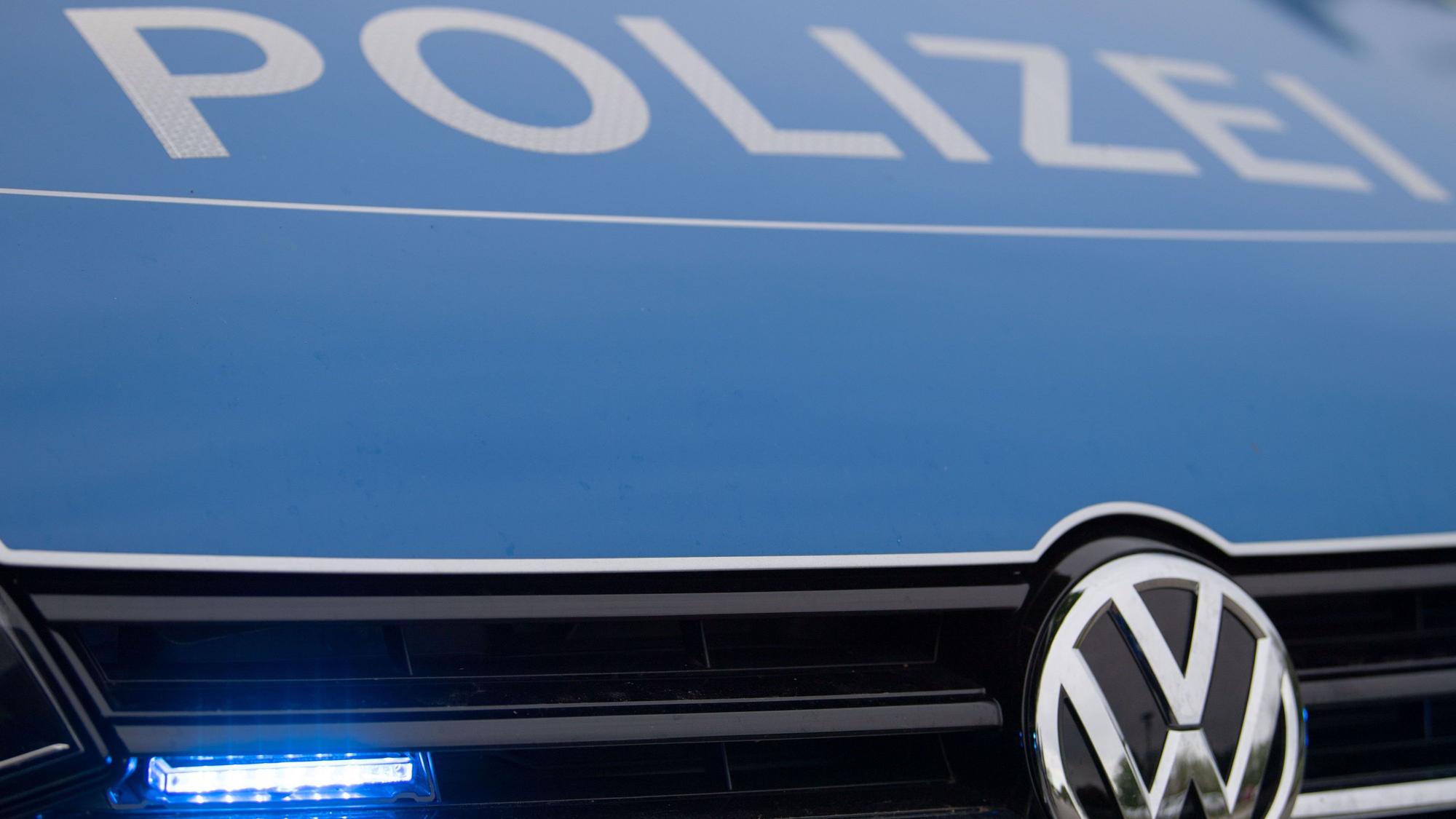 Ein Blaulicht leuchtet an einer Polizeistreife.