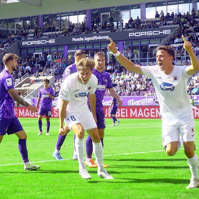 In Jubelpose nach dem 0:1 : Torschütze Leonhard Münst Köln, links daneben Tim Kloss Köln , dem kurz danach das 0:2 gelang. Fußball 3.Liga 2025/26 FC Erzgebirge Aue - Viktoria Köln 0:3 am 13.9.2025 Erzgebirge Aue - Viktoria Köln *** Celebrating after the 0 1 goal scorer Leonhard Münst Cologne , to the left Tim Kloss Cologne , who scored the 0 2 shortly afterwards Football 3 League 2025 26 FC Erzgebirge Aue Viktoria Cologne 0 3 on 13 9 2025 Erzgebirge Aue Viktoria Cologne