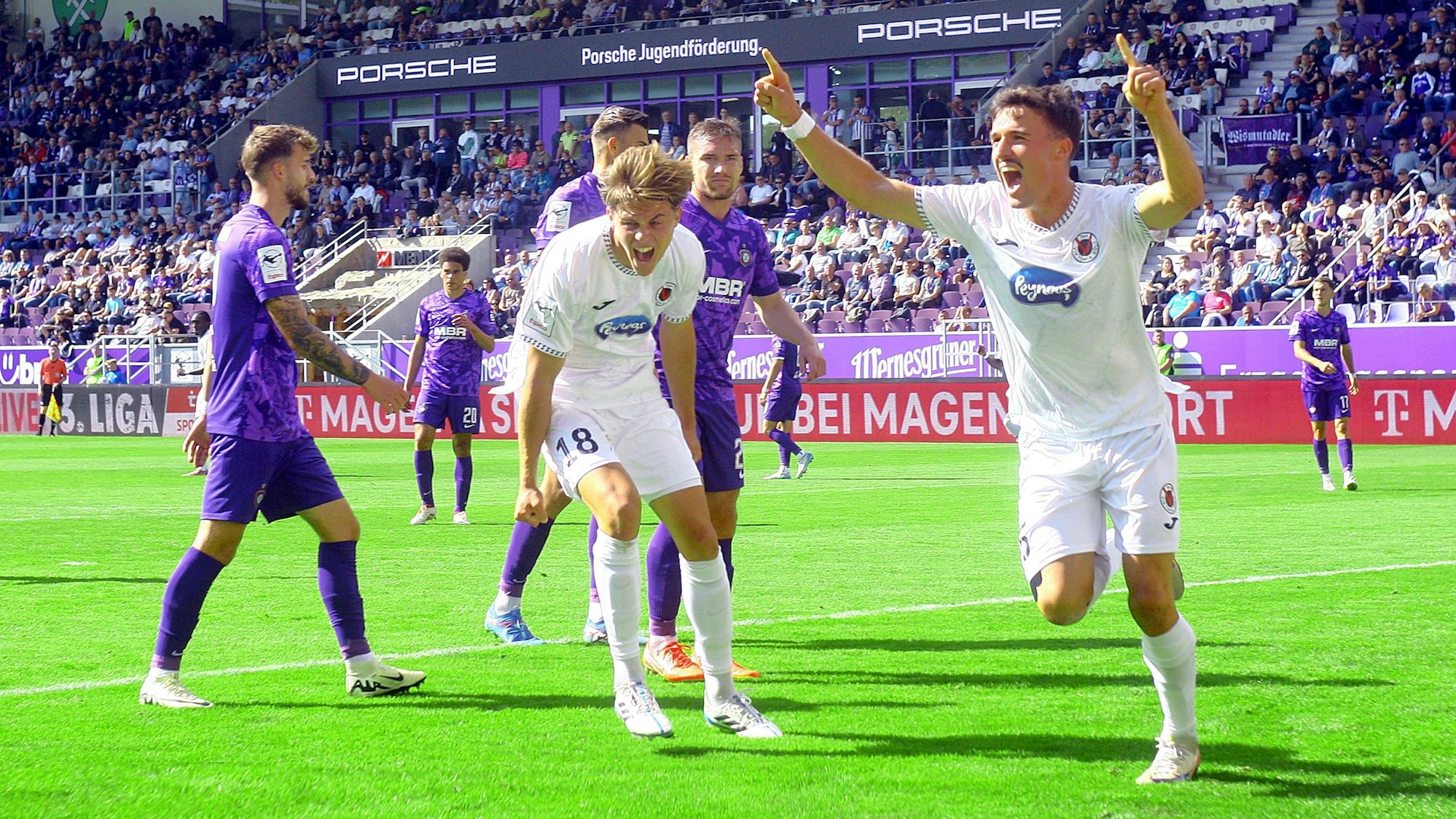 In Jubelpose nach dem 0:1 : Torschütze Leonhard Münst Köln, links daneben Tim Kloss Köln , dem kurz danach das 0:2 gelang. Fußball 3.Liga 2025/26 FC Erzgebirge Aue - Viktoria Köln 0:3 am 13.9.2025 Erzgebirge Aue - Viktoria Köln *** Celebrating after the 0 1 goal scorer Leonhard Münst Cologne , to the left Tim Kloss Cologne , who scored the 0 2 shortly afterwards Football 3 League 2025 26 FC Erzgebirge Aue Viktoria Cologne 0 3 on 13 9 2025 Erzgebirge Aue Viktoria Cologne