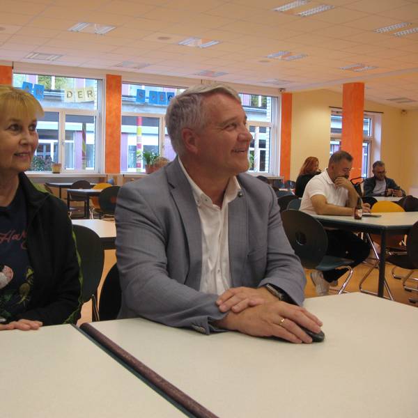 Im PZ der Sekundarschule Eitorf verfolgte Bürgermeister Rainer Viehof (parteilos) mit Ehefrau Manuela Viehof die Auszählung der Stimmen.