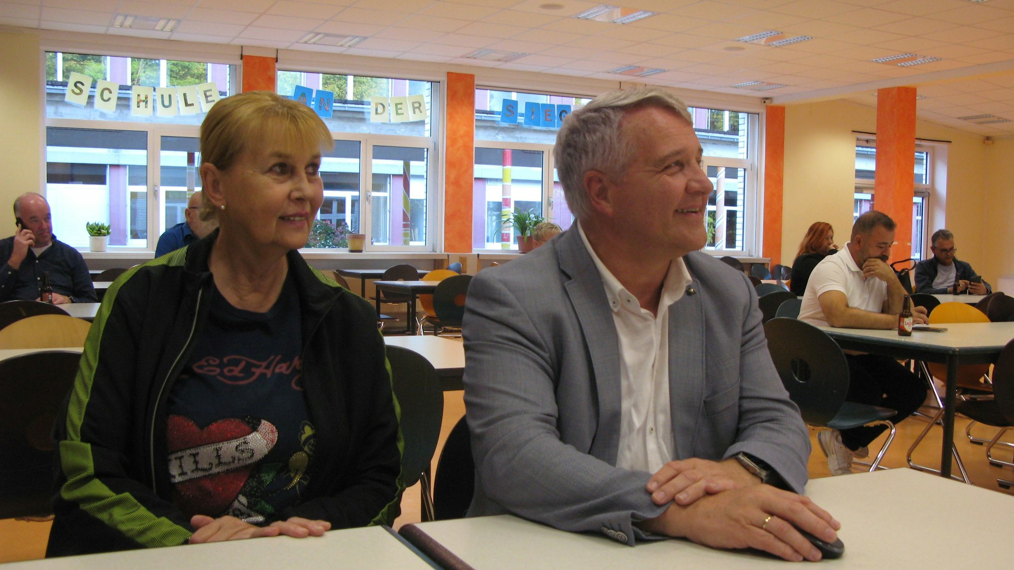 Im PZ der Sekundarschule Eitorf verfolgten Bürgermeister Rainer Viehof (parteilos) und Ehefrau Manuela Viehof die Stimmauszählung.