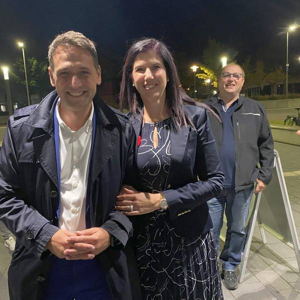 So sehen Sieger aus: Sven Schnieber und Ehefrau Sabrina Schnieber vor der Jungholzhalle in Meckenheim
