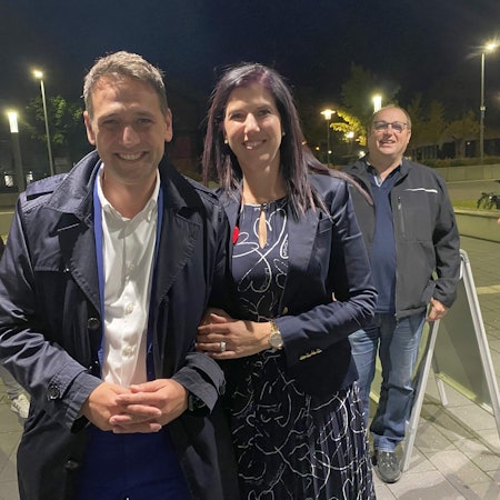 So sehen Sieger aus: Sven Schnieber und Ehefrau Sabrina Schnieber vor der Jungholzhalle in Meckenheim