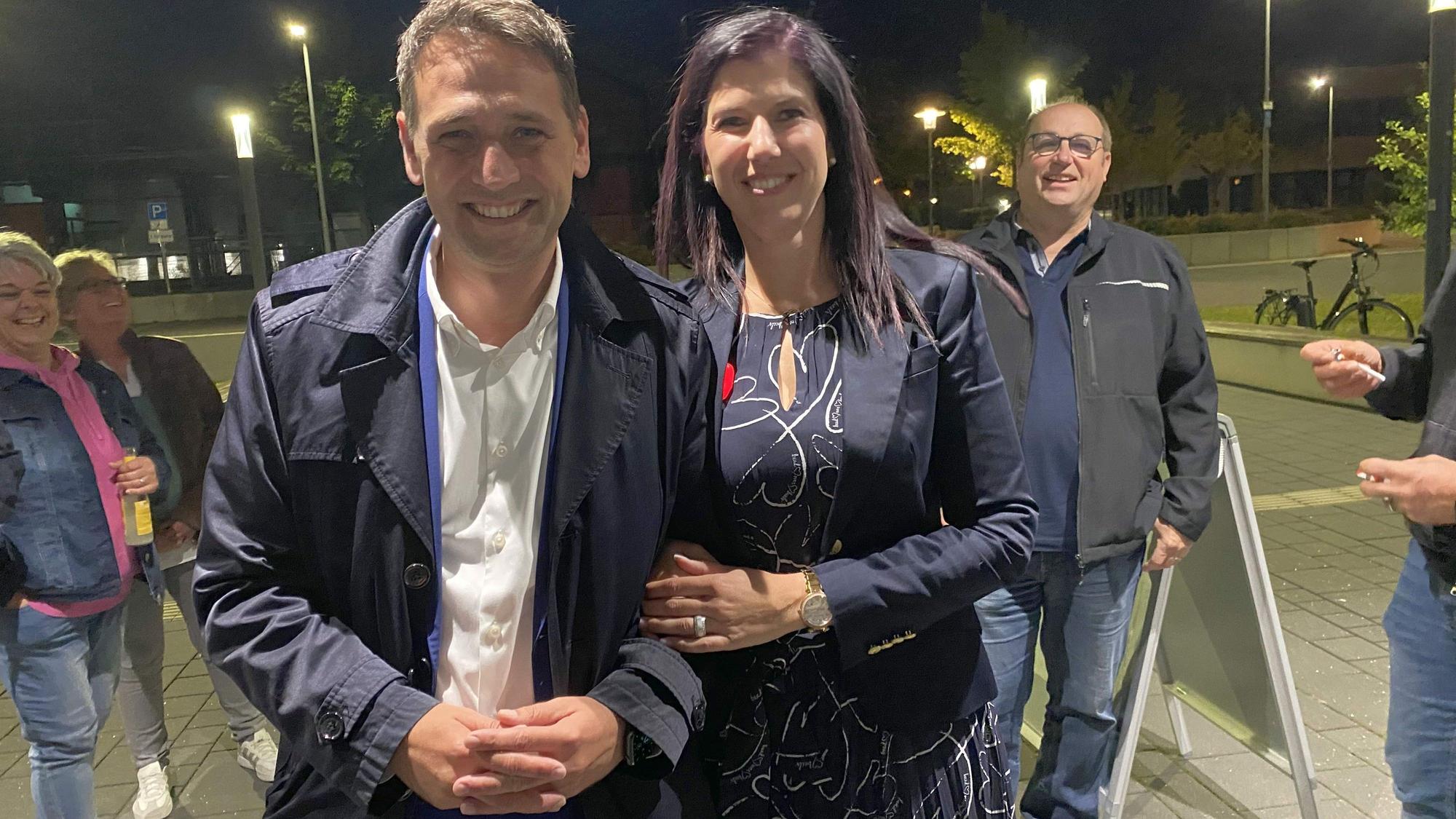 So sehen Sieger aus: Sven Schnieber und Ehefrau Sabrina Schnieber vor der Jungholzhalle in Meckenheim