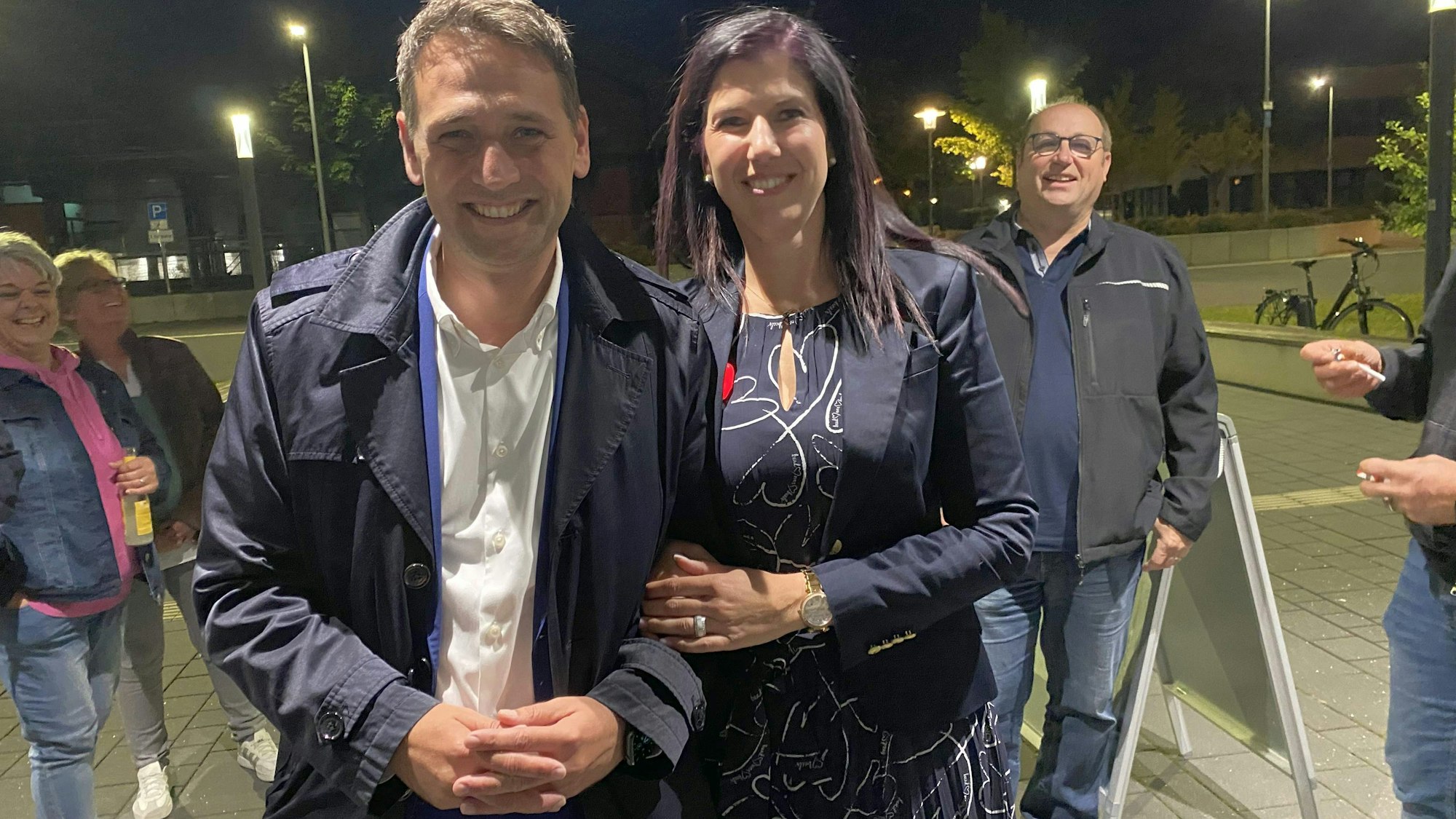 So sehen Sieger aus: Sven Schnieber und Ehefrau Sabrina Schnieber vor der Jungholzhalle in Meckenheim