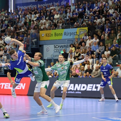 Kay Smits springt mit dem Ball durch die Berliner Abwehr.