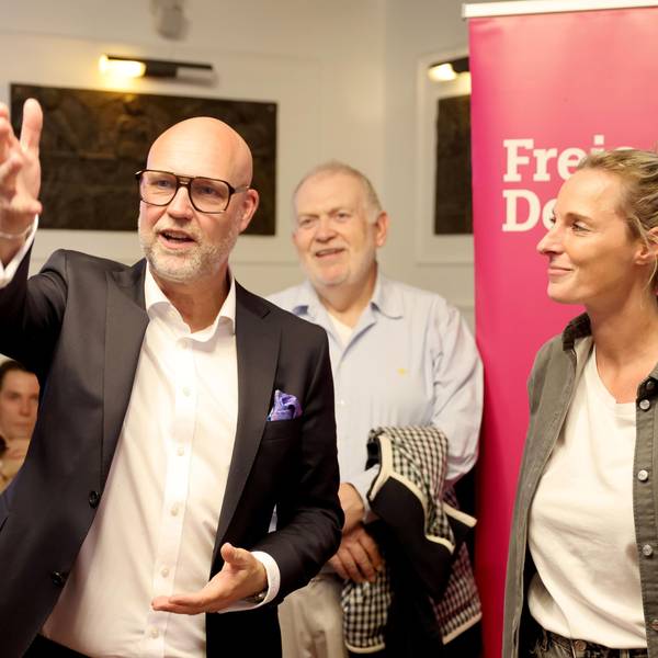 Volker Görzel schaut auf die ersten Auszählungen.