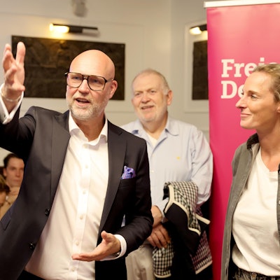 Volker Görzel schaut auf die ersten Auszählungen.