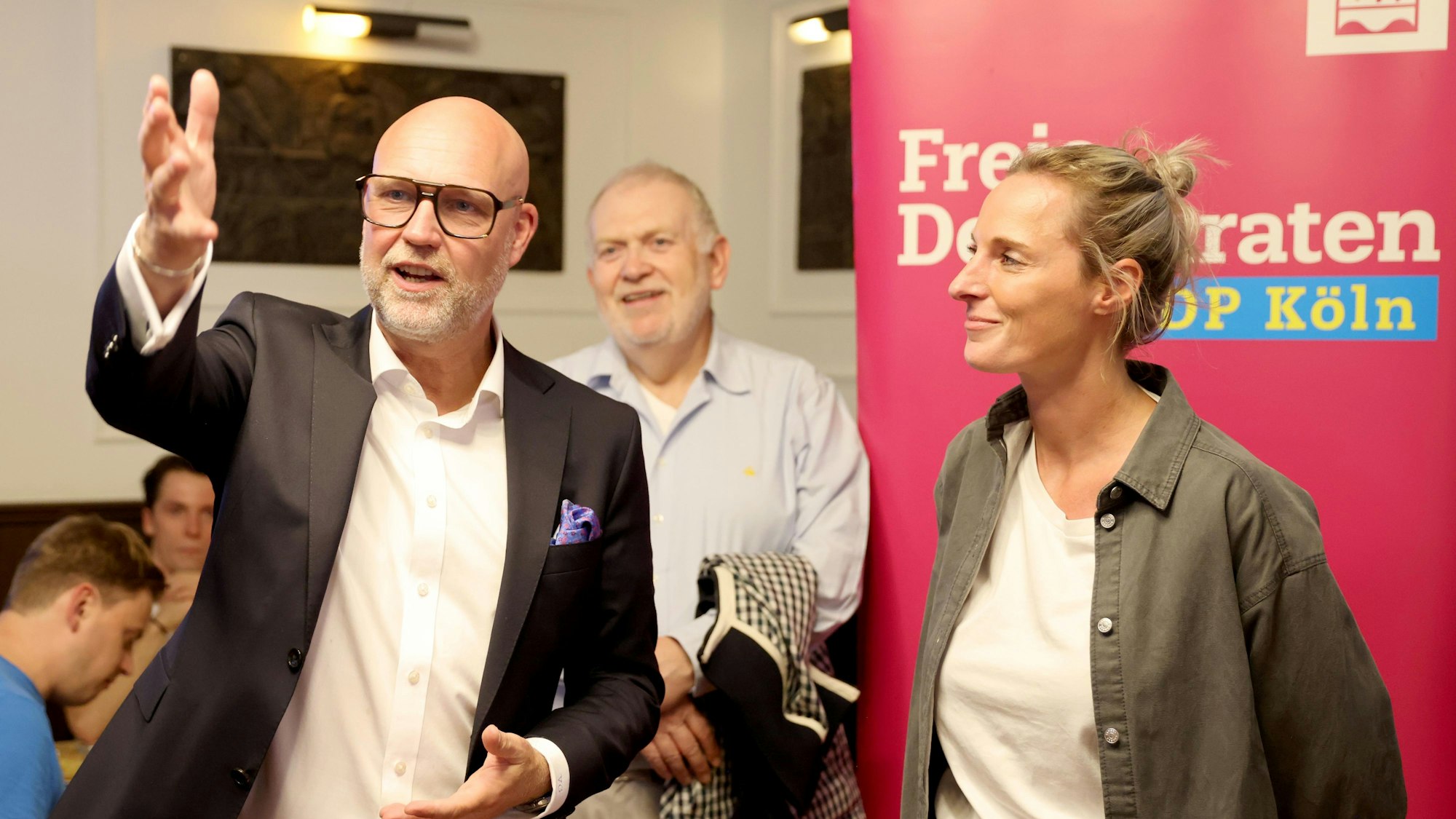 Volker Görzel schaut auf die ersten Auszählungen.