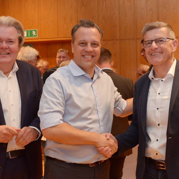 Sacha Reichelt und Michael Höllmann schütteln sich die Hände.