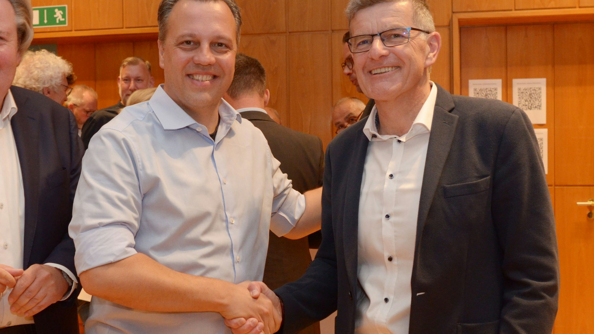 Sacha Reichelt und Michael Höllmann schütteln sich die Hände.