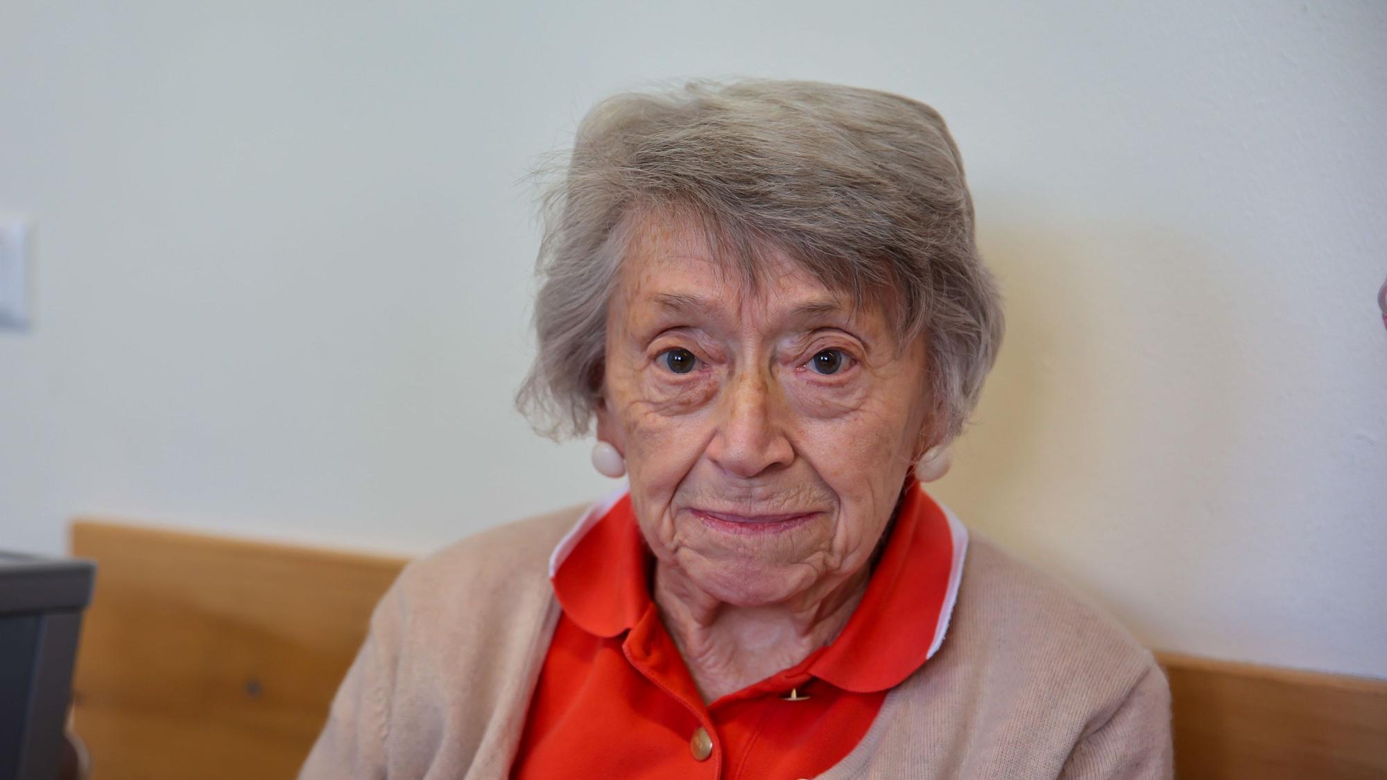 14.09.2025, köln: Wahlhelferin Lydia Mörs-Plattes ist über 100 Jahre alt und hilft im Wahllokal in der Johannes-Guttenberg-Schule Godorf bei den Kommunalwahlen 2025.Foto:Dirk Borm
