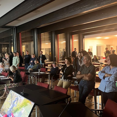 Im Ratssaal gucken alle gespannt auf den Monitor und warten auf das Ergebnis.