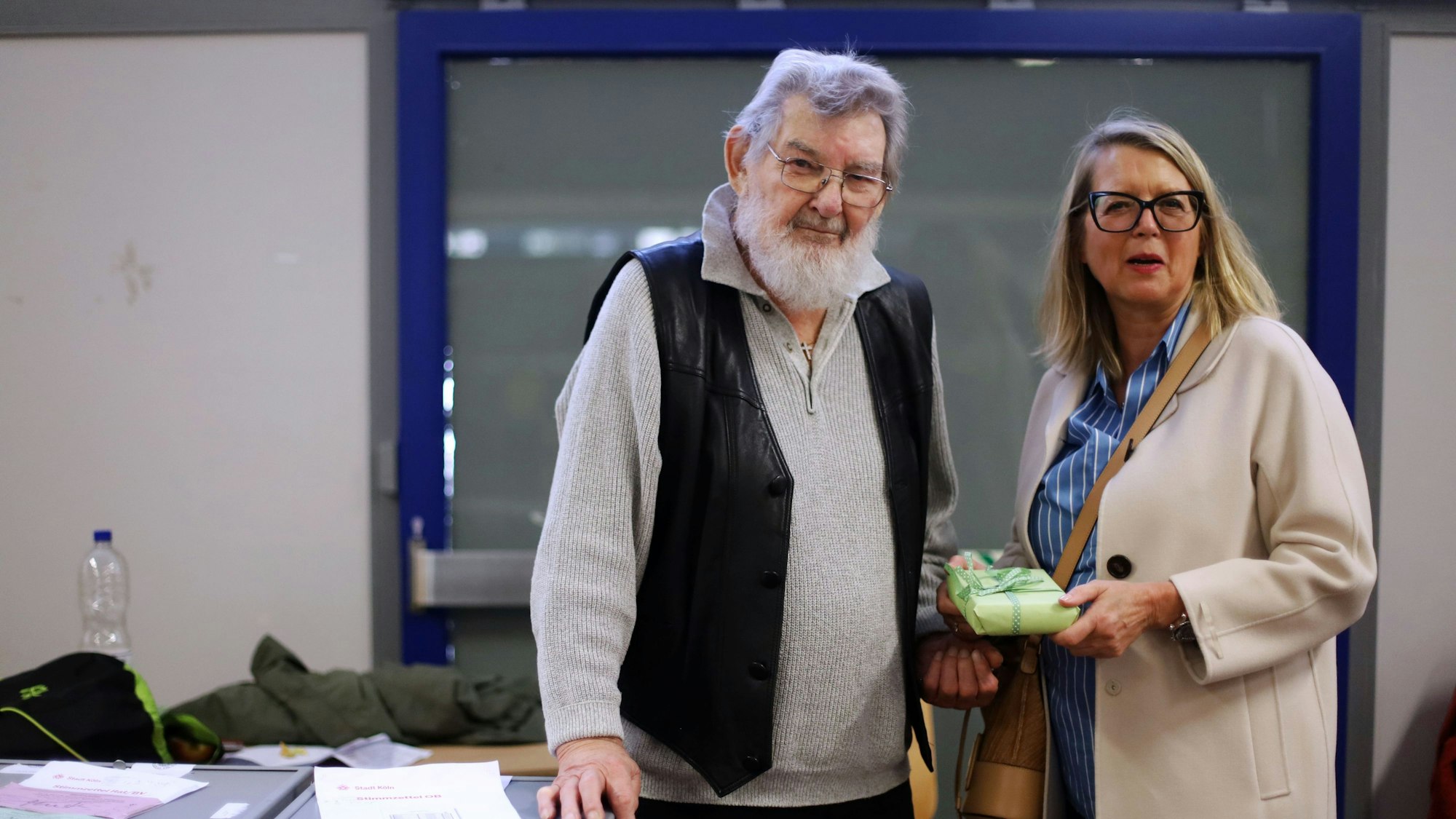 14.09.2025, Köln: #Kommunalwahl2025 (Heimersdorf) Wahlleiterin Andrea Blome besucht Albert Politz. Mit 93 Jahren (geboren am 11. August 1932) ist er Kölns ältester Wahlhelfer. Kölns Foto: Arton Krasniqi