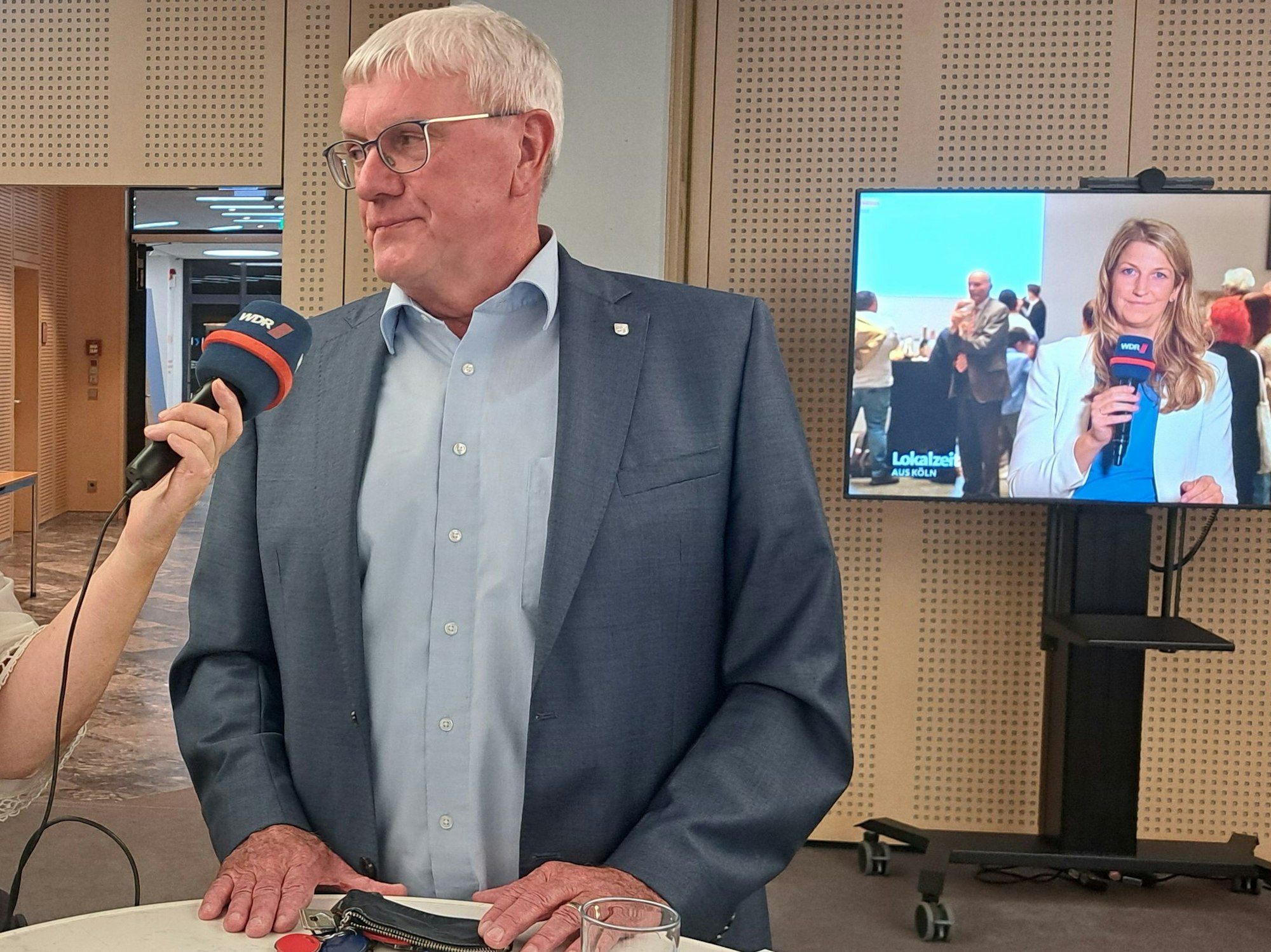 Landrat Sebastian Schuster bei einem Interview im Siegburger Kreishaus.