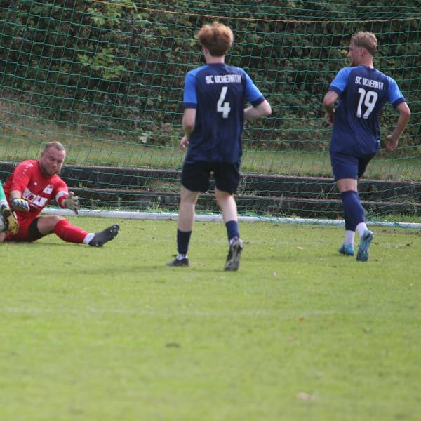 Buisdorfs Kapitän Max Müller scheitert an Uckeraths Keeper Fabio Milicki.