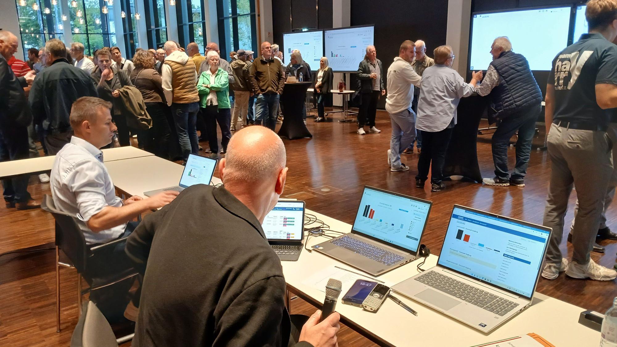 Spannender Sonntagabend: Zur Wahlparty im Rhein-Sieg-Forum präsentierte die Stadtverwaltung die einlaufenden Ergebnisse.