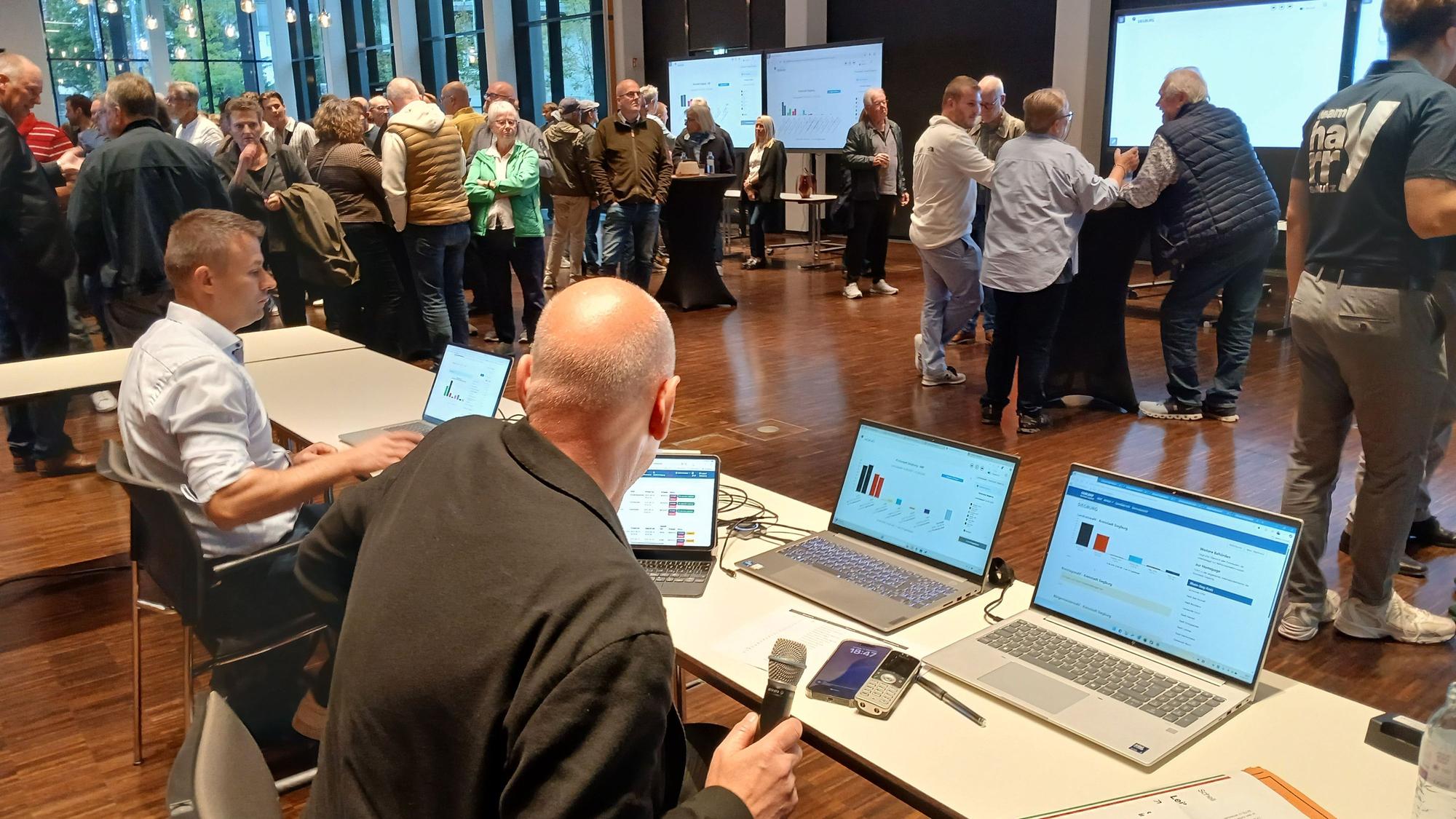 Spannender Sonntagabend: Zur Wahlparty im Rhein-Sieg-Forum präsentierte die Stadtverwaltung die einlaufenden Ergebnisse.