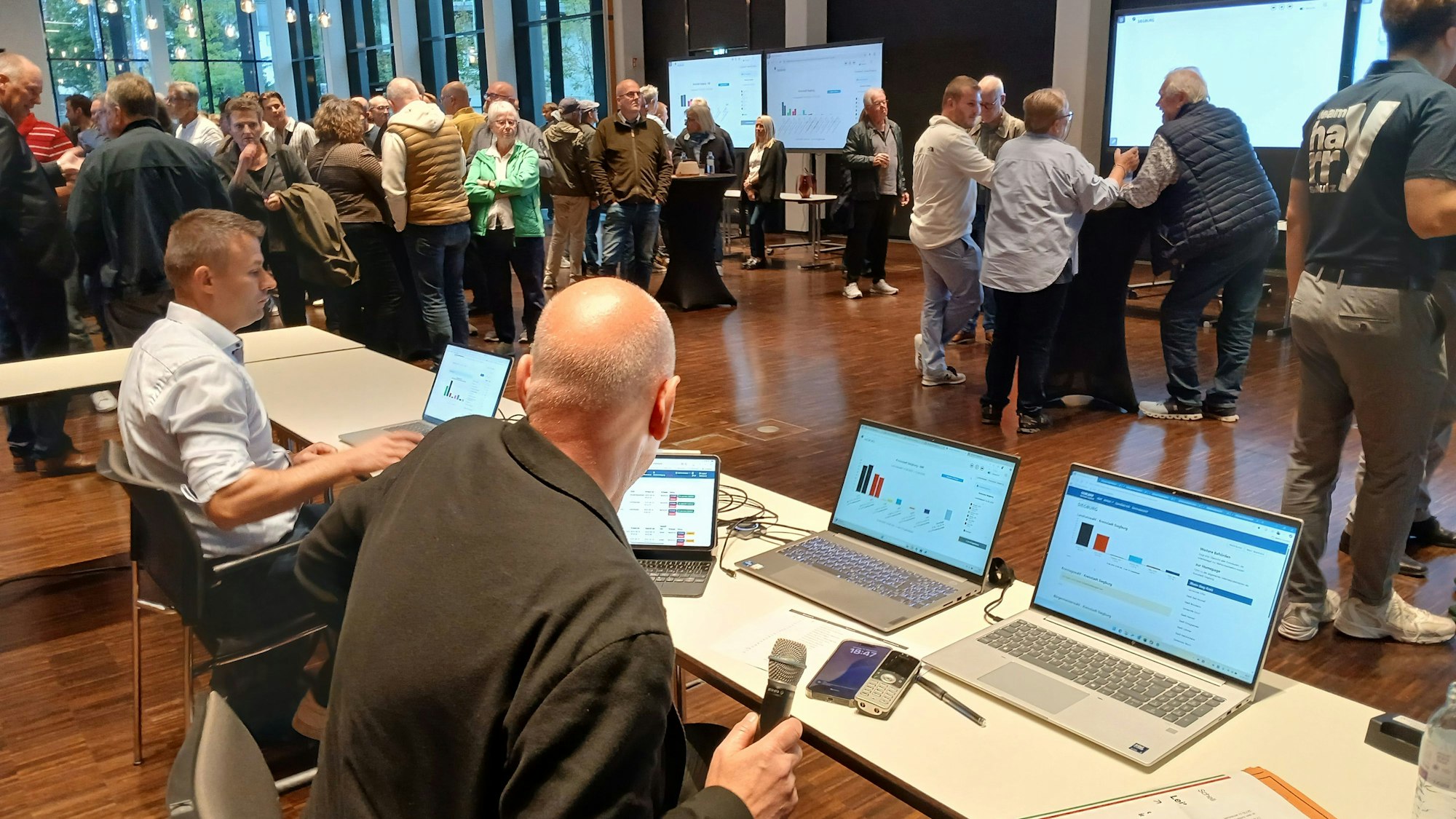 Spannender Sonntagabend: Zur Wahlparty im Rhein-Sieg-Forum präsentierte die Stadtverwaltung die einlaufenden Ergebnisse.