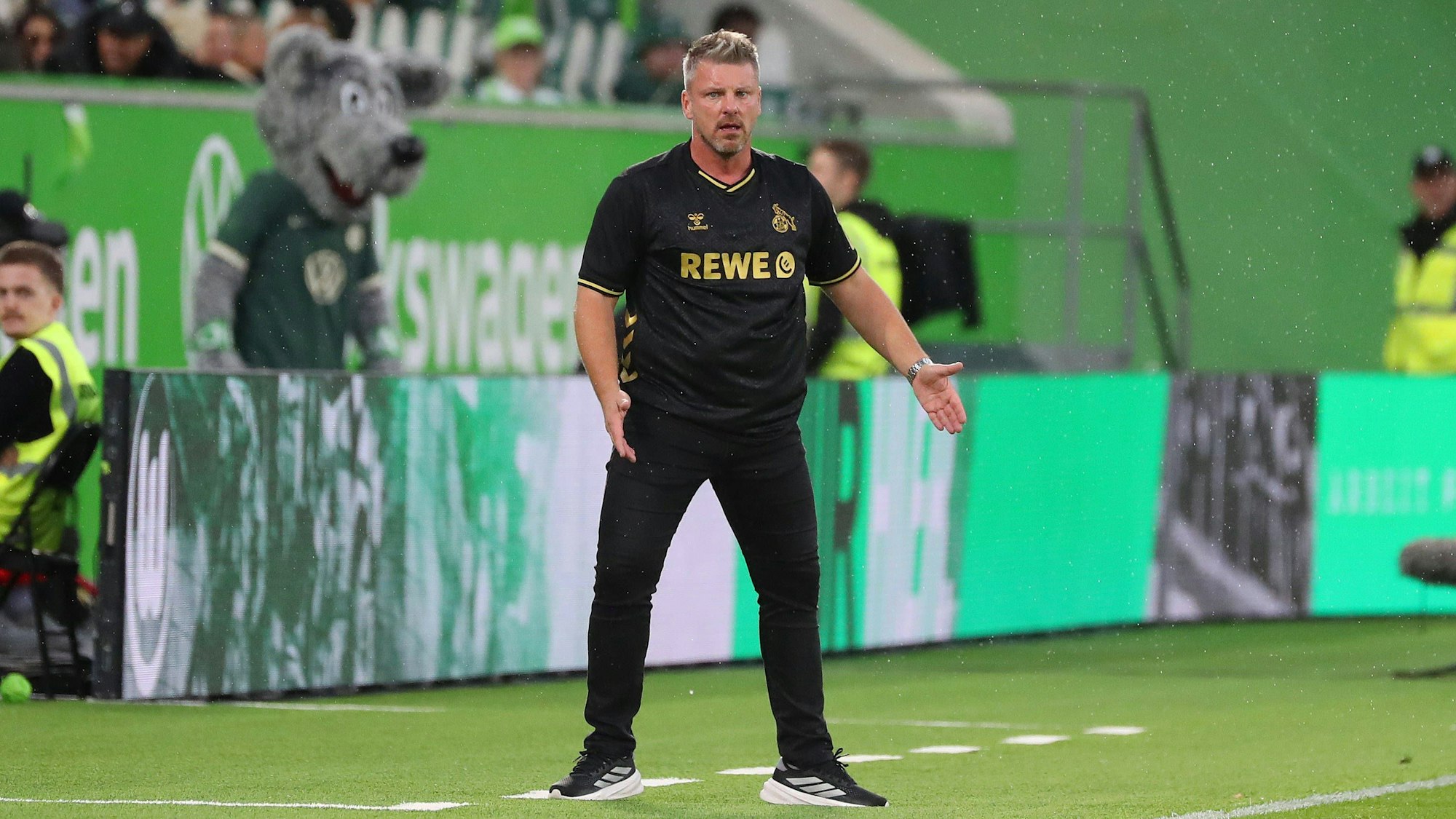 Lukas Kwasniok gestikuliert an der Seitenlinie.