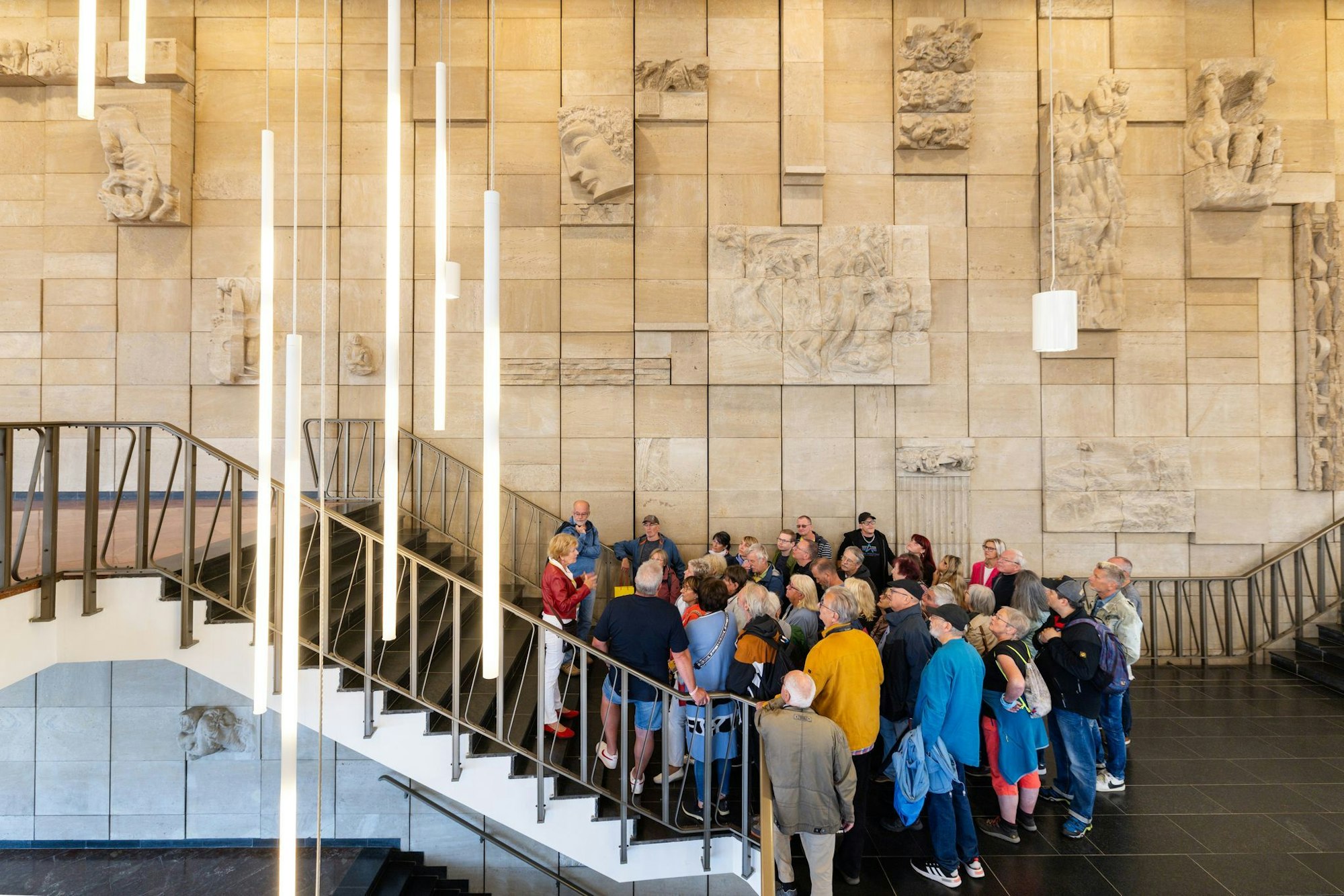 Im Fokus des Tags des offenen Denkmals stand dieses Mal die sogenannte Ostmoderne. Ein prominentes Beispiel für die DDR-Architektur: das Kultur- und Kongresszentrum in Gera. Im Inneren des Betonquaders gilt die Reliefwand «Lied des Lebens» als Glanzstück der Bildhauerkunst in der DDR.