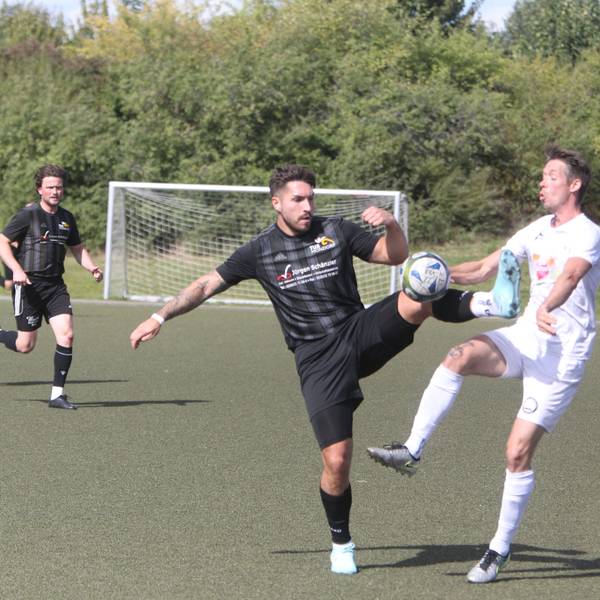 Zweikampf zwischen Mondorfs Lukas Gontrum (l.) und Jan Uth vom 1. FC Niederkassel II.