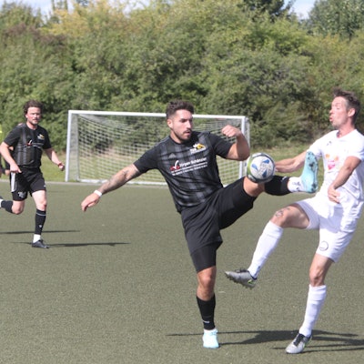 Zweikampf zwischen Mondorfs Lukas Gontrum (l.) und Jan Uth vom 1. FC Niederkassel II.
