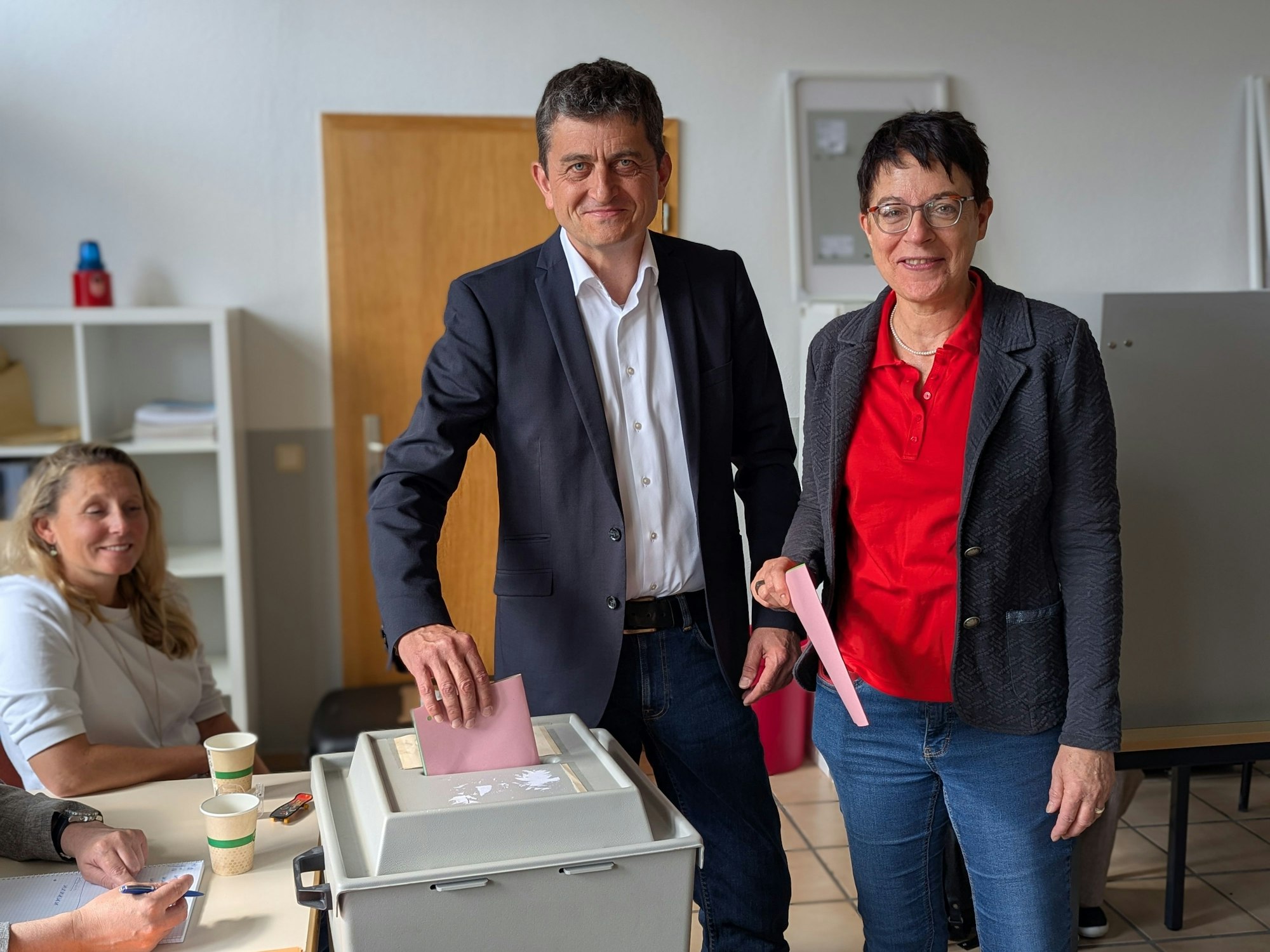 Das Foto zeigt die Kandidaten bei der Stimmabgabe an der Wahlurne im Wahllokal.