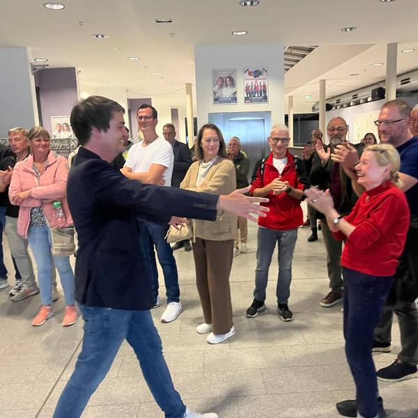 Bei der Bürgermeisterwahl inHennef setzte sich der Amtsinhaber Mario Dahm (SPD) im ersten Wahlgang mit absoluter Mehrheit durch. Dahm lief als Erstes auf Dorothee Aktstinat zu, die älteste im Team.