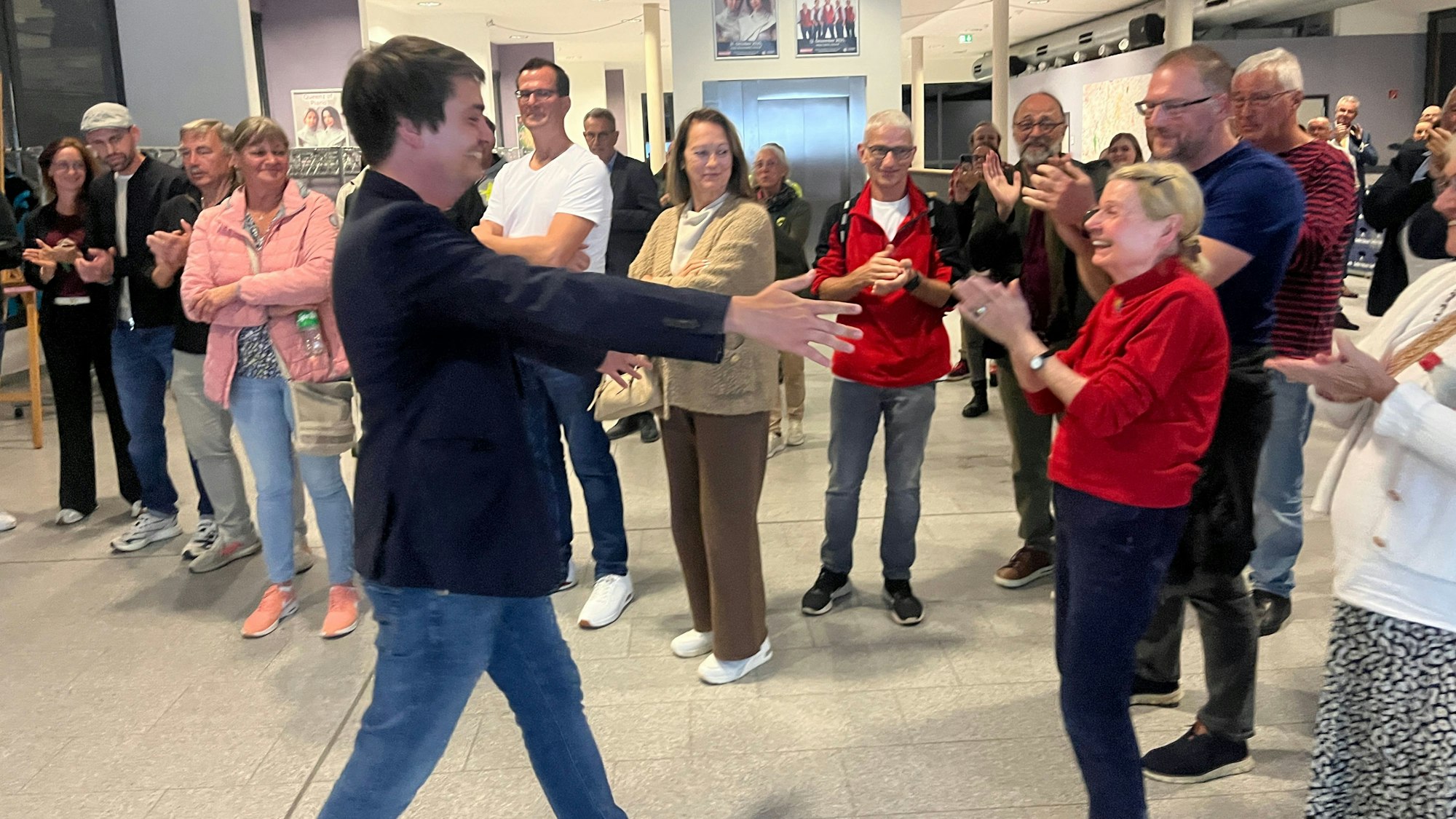 Bei der Bürgermeisterwahl inHennef setzte sich der Amtsinhaber Mario Dahm (SPD) im ersten Wahlgang mit absoluter Mehrheit durch. Dahm lief als Erstes auf Dorothee Aktstinat zu, die älteste im Team.