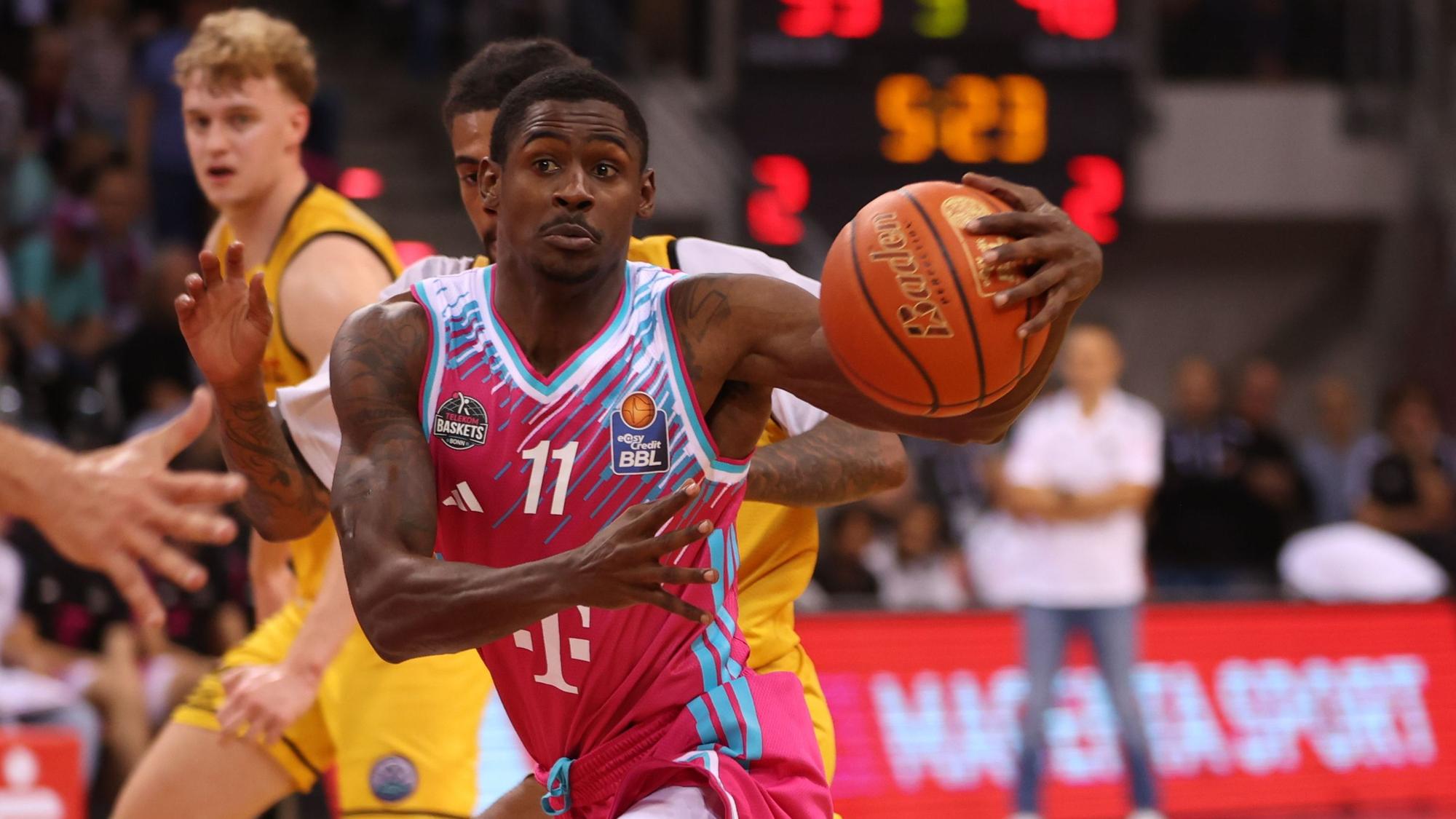 Der Bonner Jordan Harris enteilt seinem belgischen Gegenspieler.