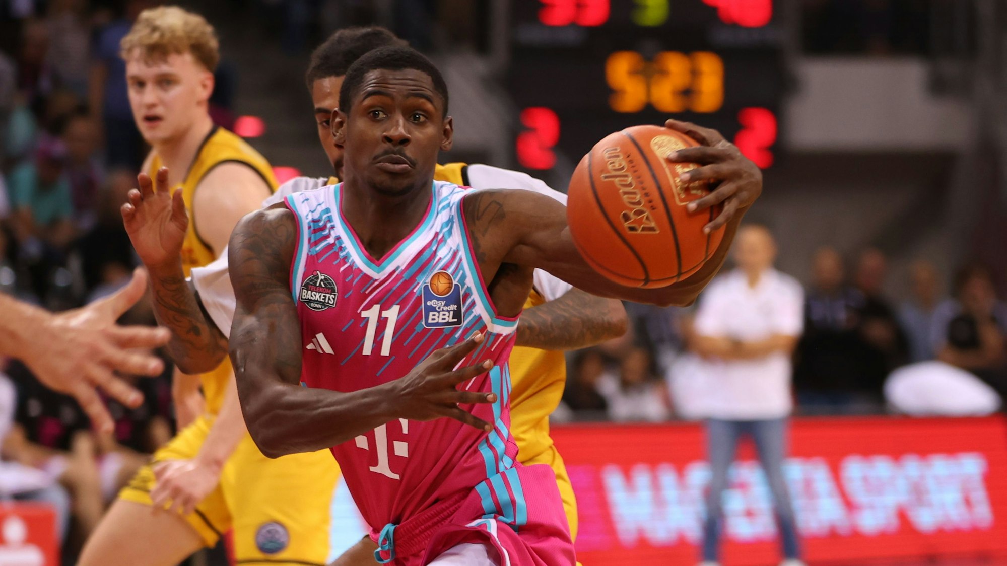 Der Bonner Jordan Harris enteilt seinem belgischen Gegenspieler.