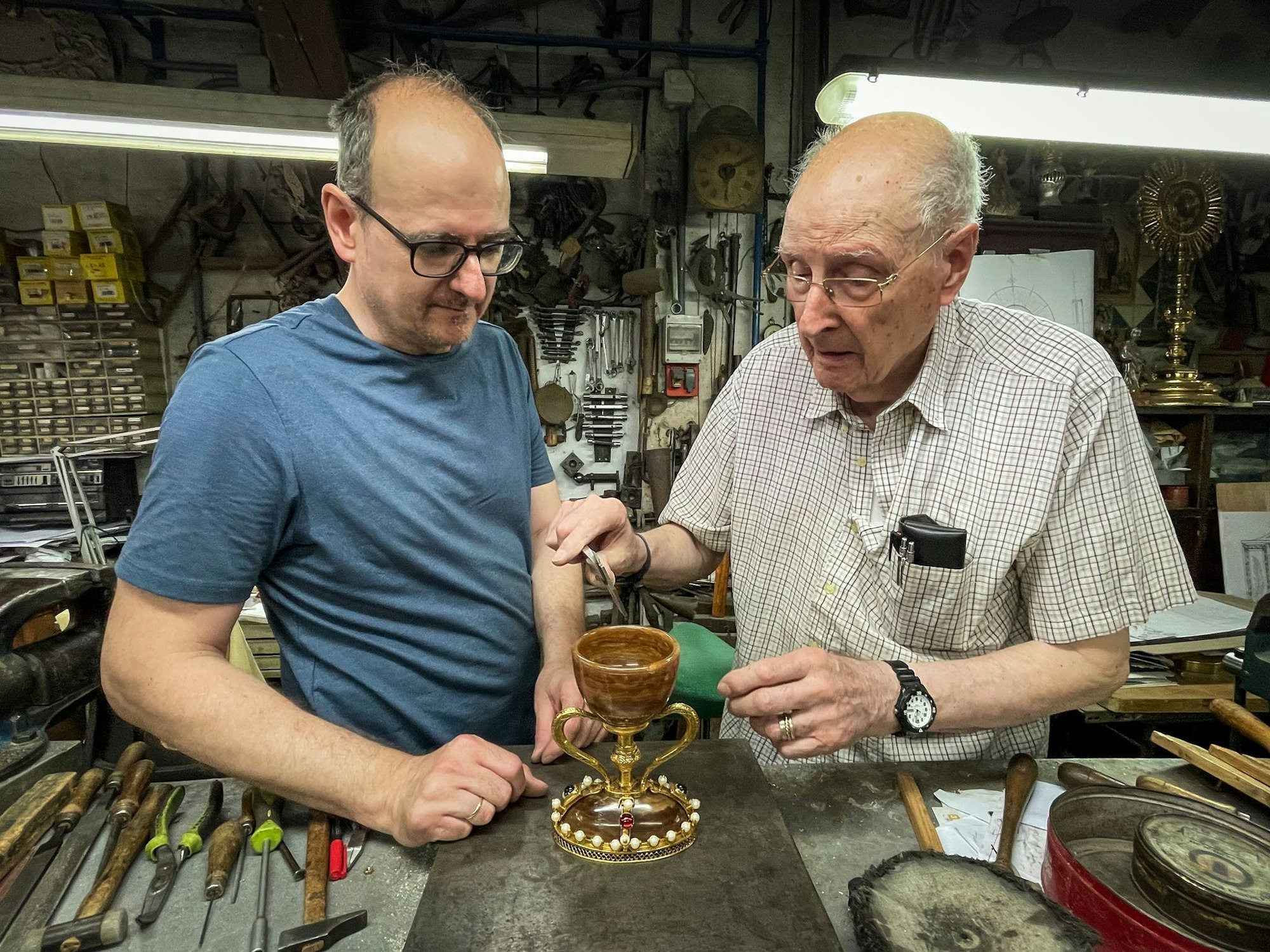 In seiner Werkstatt für liturgische Gegenstände in Valencia fertigten Goldschmied Antonio Piró und seine Söhne Kopien des Kelchs an.