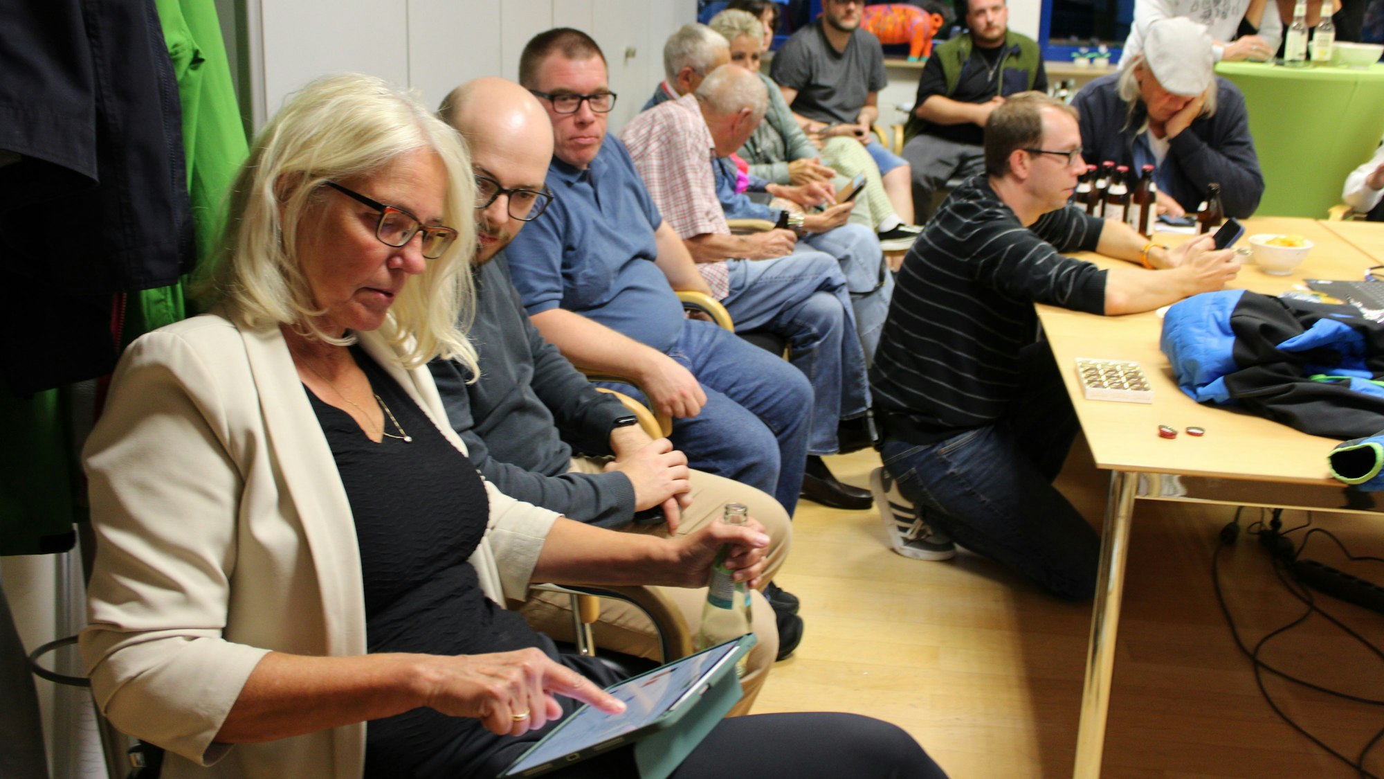 Die Grünen im eigenen Fraktionsbüro beobachten die Ergebnisse. Selbst haben sie auf den ersten Eindruck starke Verluste in Lohmar eingefahren.