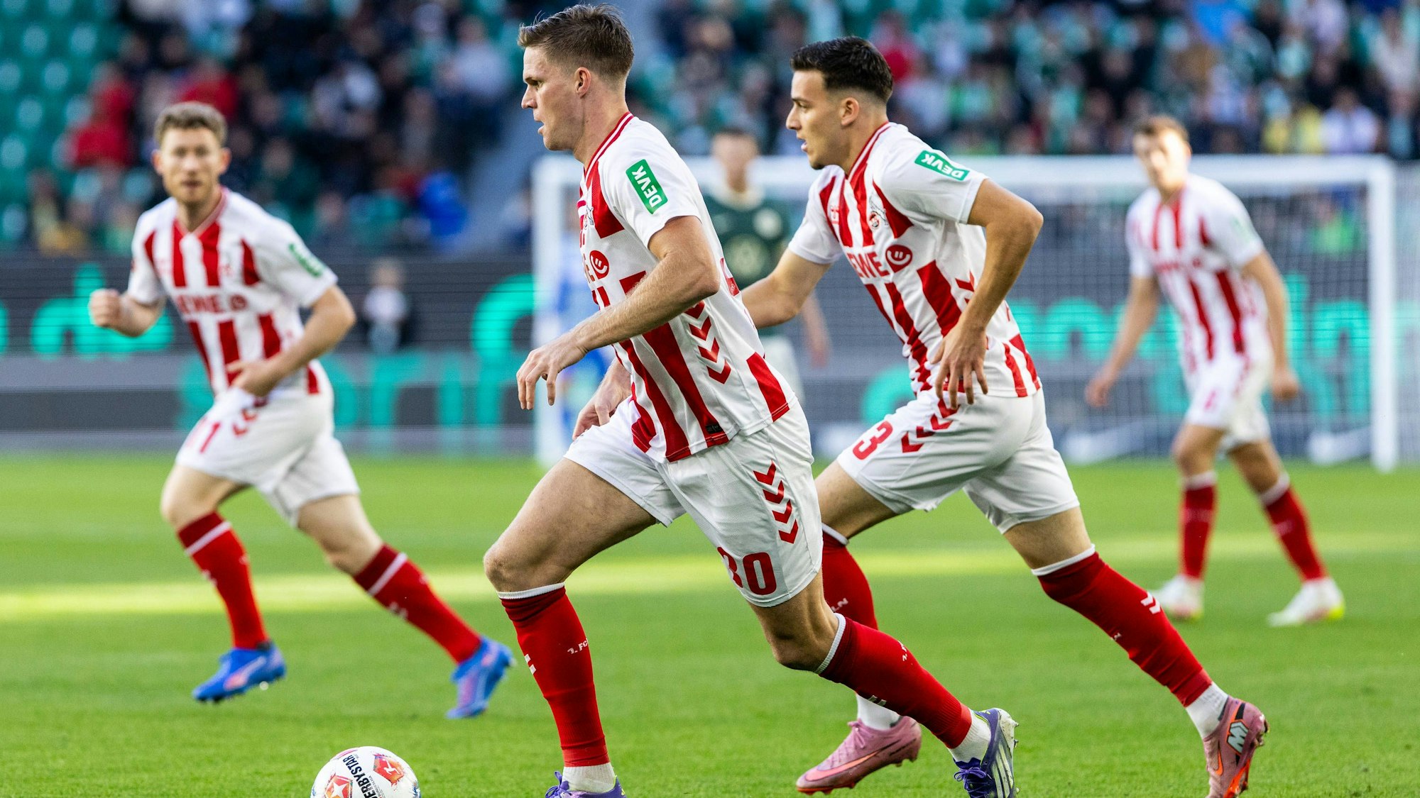 Auf dem richtigen Weg: Der 1. FC Köln mit Marius Bülter (am Ball), Florian Kainz (l) und Said El Mala (r).