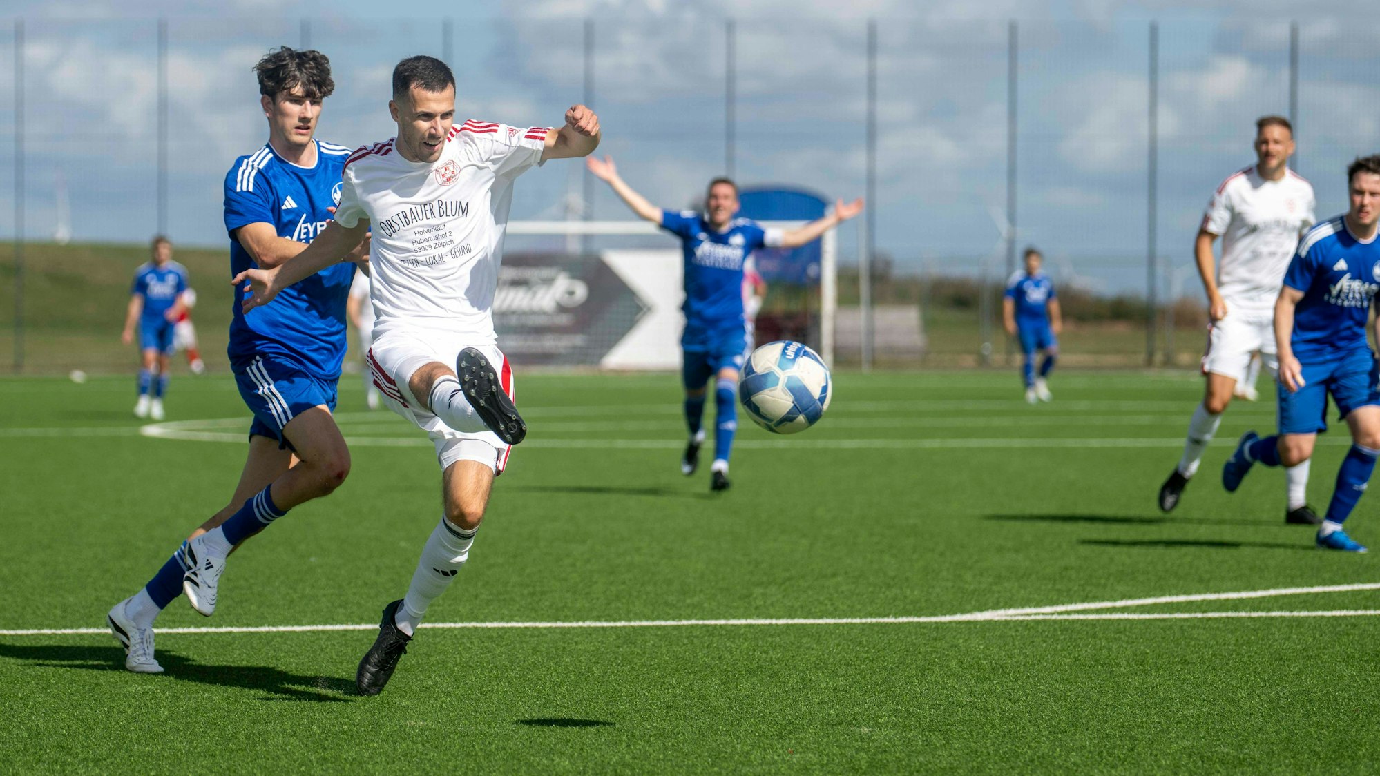 Sebastian Zaun schießt aus dem Strafraum heraus aufs Tor, sein Weilerswister Gegenspieler kommt zu spät.