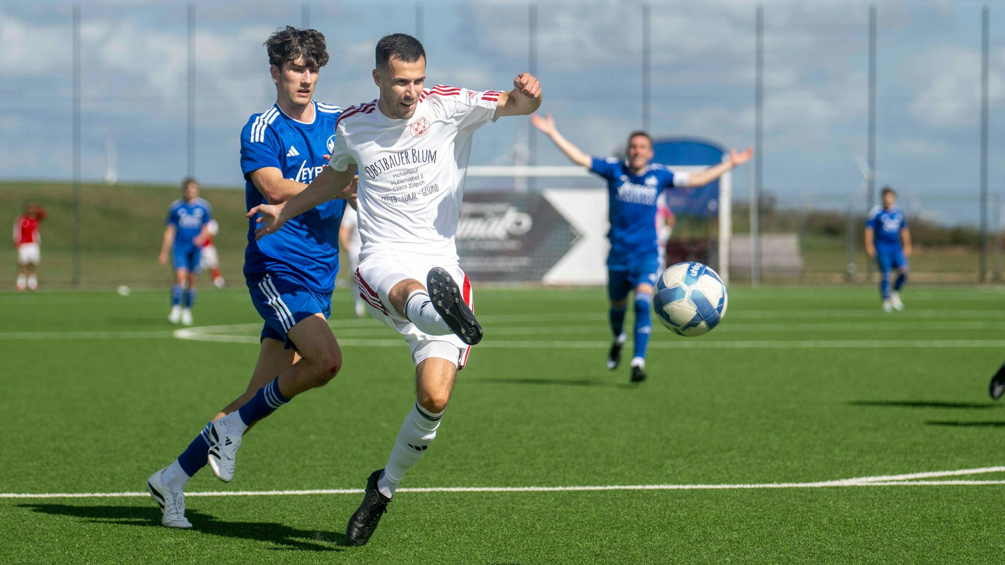 Zülpichs Sebastian Zaun (r.) mit einem Abschluss. Der Verteidiger kann ihn nicht aufhalten.