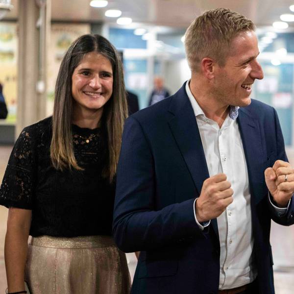 Das Bild zeigt Markus Ramers, wie er an einem Spalier vorbeigeht und sich über seinen Sieg freut.