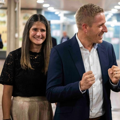 Das Bild zeigt Markus Ramers, wie er an einem Spalier vorbeigeht und sich über seinen Sieg freut.