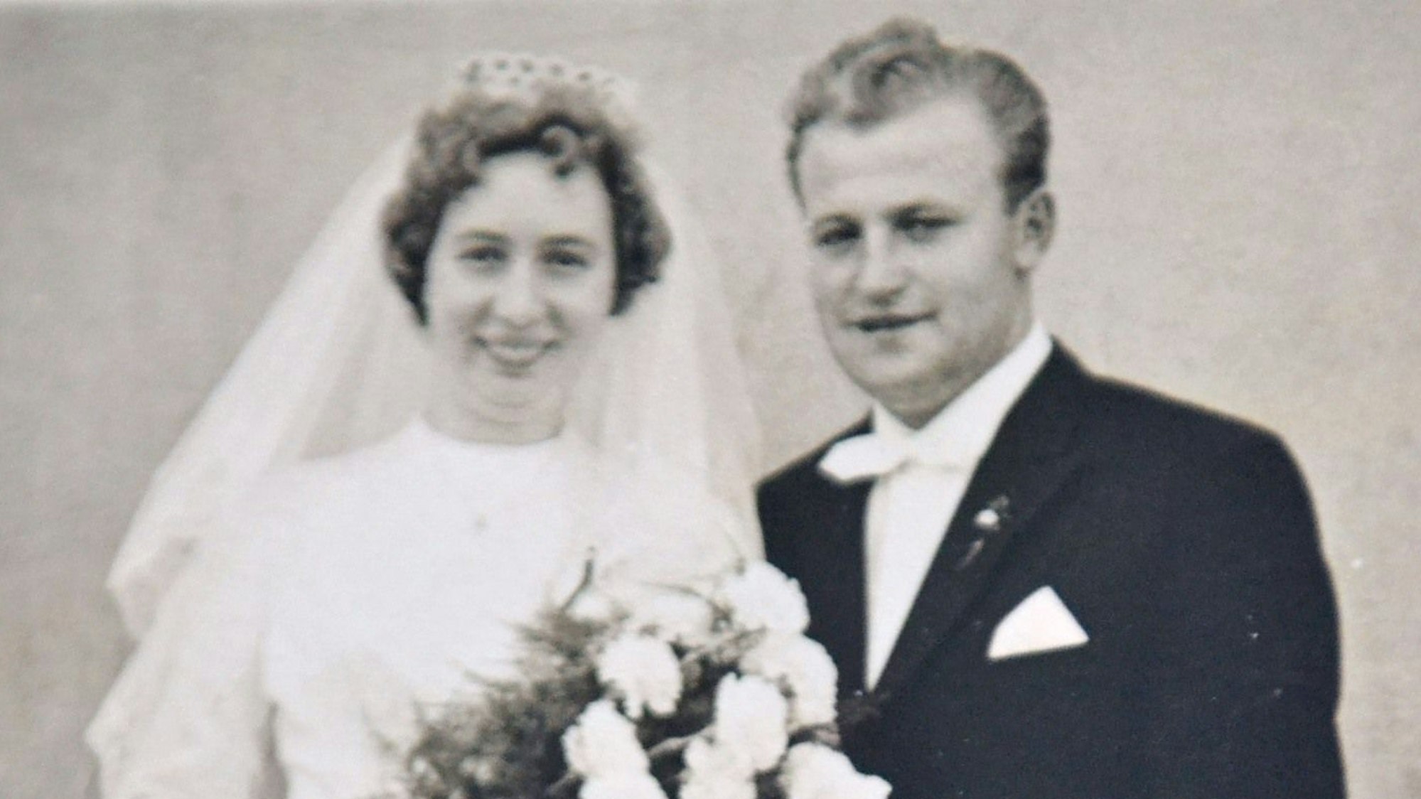 Auf dem Bild von der Hochzeit vor 65 Jahren trägt Trude Gaul ein Brautkleid mit Schleier, sie hält einen Blumenstrauß. Johannes Gaul trägt einen schwarzen Anzug.
