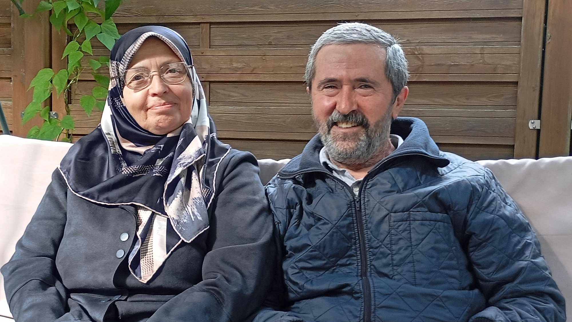 Auf dem Bild ist ein Goldhochzeits-Ehepaar zu sehen.