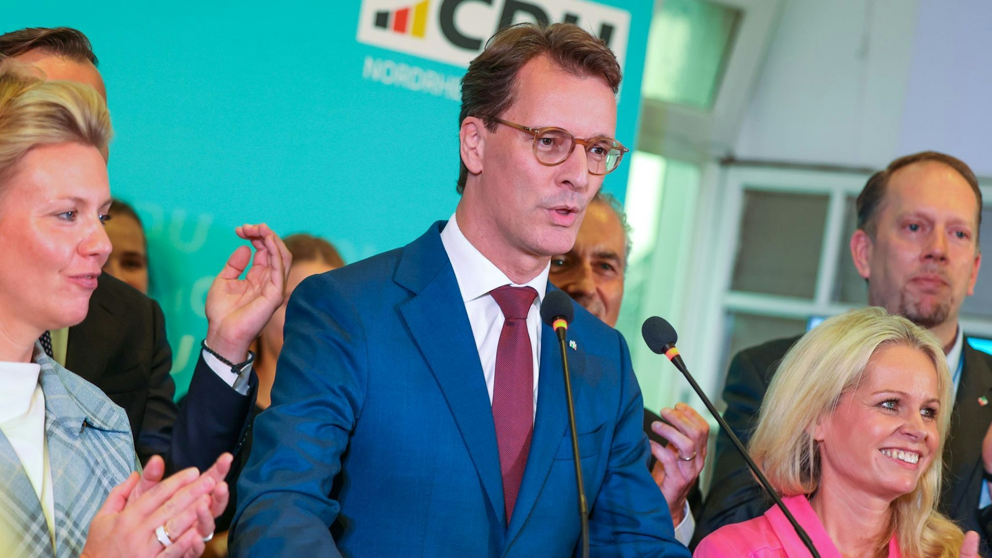 Ministerpräsident Hendrik Wüst freut sich über das Abschneiden der CDU bei den Kommunalwahlen in Nordrhein-Westfalen.