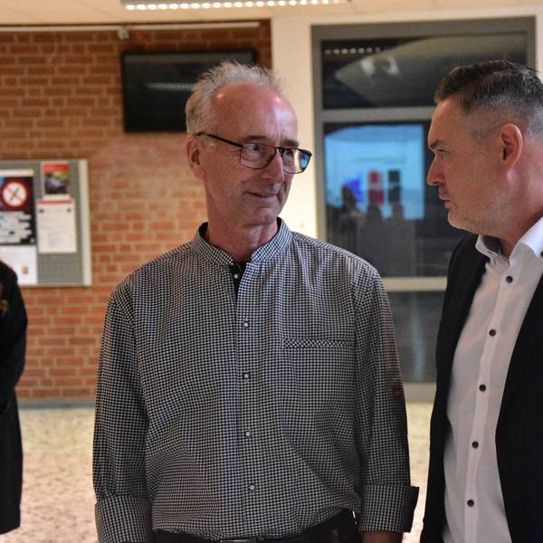 Wahlabend Kommunalwahl in Much, in der Aula.
Bürgermeister Norbert Büscher mit dem CDU-Kandidaten Karsten Schäfer.