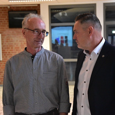 Wahlabend Kommunalwahl in Much, in der Aula.
Bürgermeister Norbert Büscher mit dem CDU-Kandidaten Karsten Schäfer.
