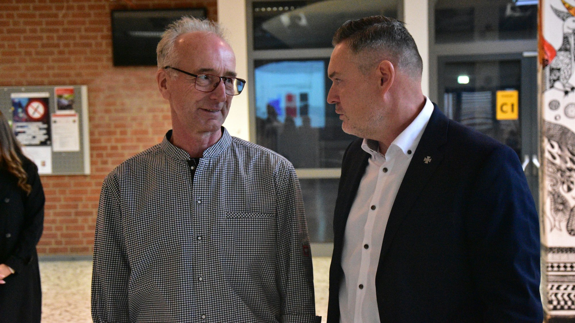 Wahlabend Kommunalwahl in Much, in der Aula.
Bürgermeister Norbert Büscher mit dem CDU-Kandidaten Karsten Schäfer.