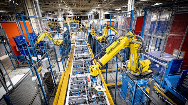 Zahlreiche Roboter fertigen im ehemaligen Motorenwerk von Ford in Köln die Batterien für die E-Autos.