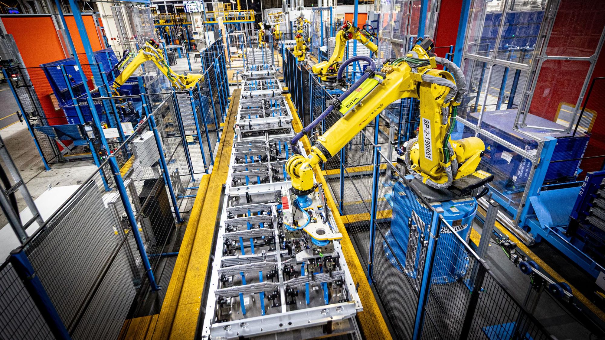 Zahlreiche Roboter fertigen im ehemaligen Motorenwerk von Ford in Köln die Batterien für die E-Autos.
