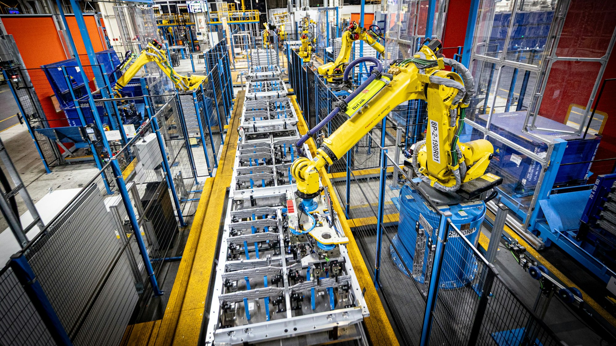 Zahlreiche Roboter fertigen im ehemaligen Motorenwerk von Ford in Köln die Batterien für die E-Autos.